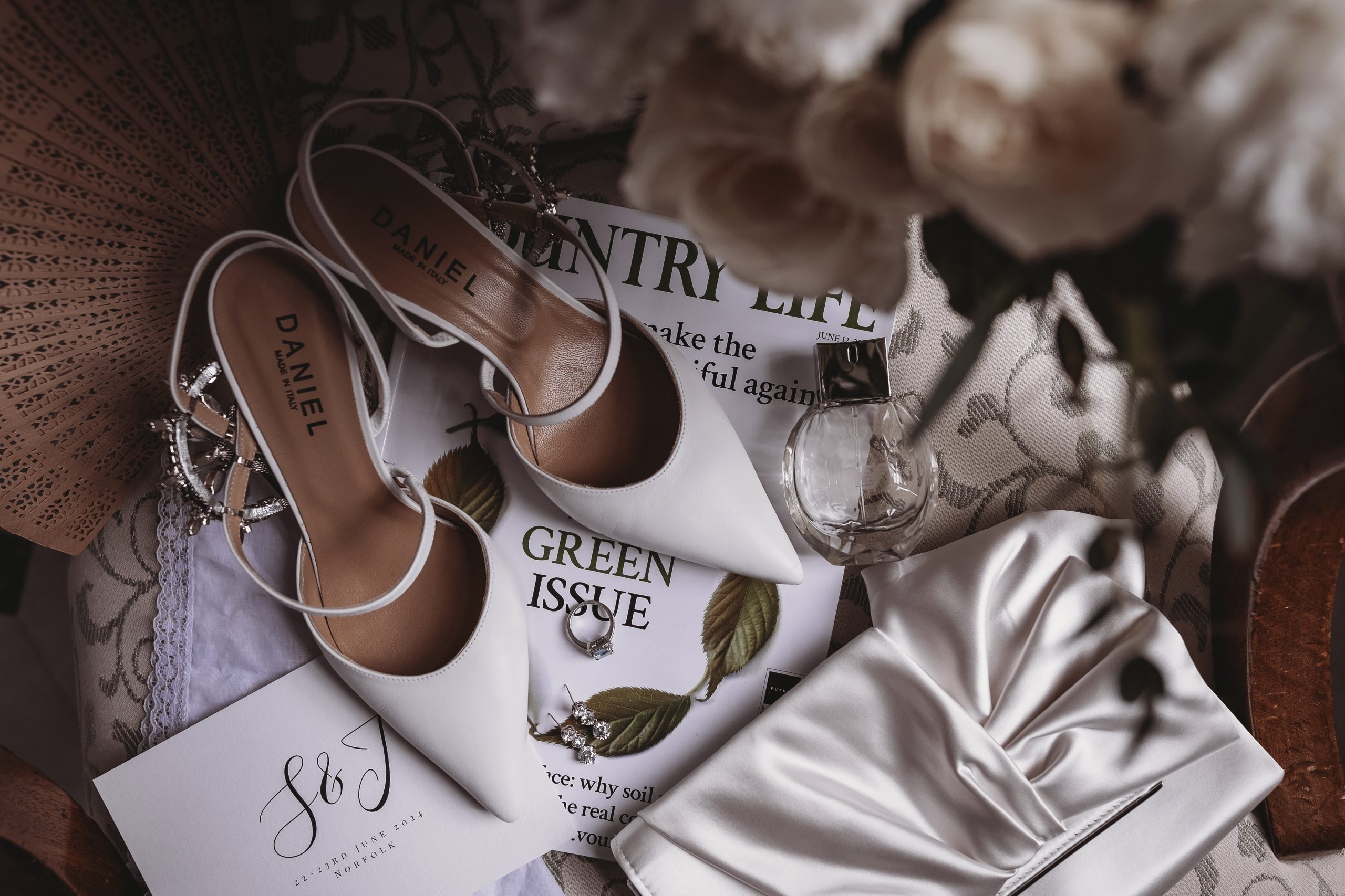 wedding details. Wedding ring. Wedding earrings. Wedding bag. Wedding shoes. Bouquet. Wedding invite.